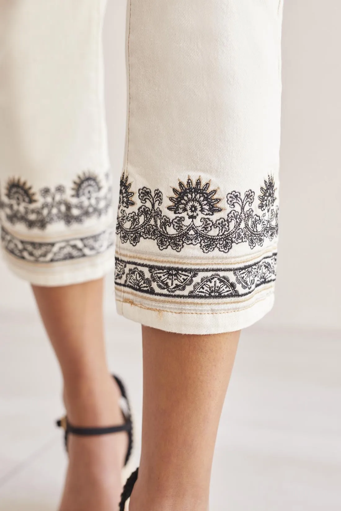 Tribal | Audrey Embroidered Cropped Jeans | Women's